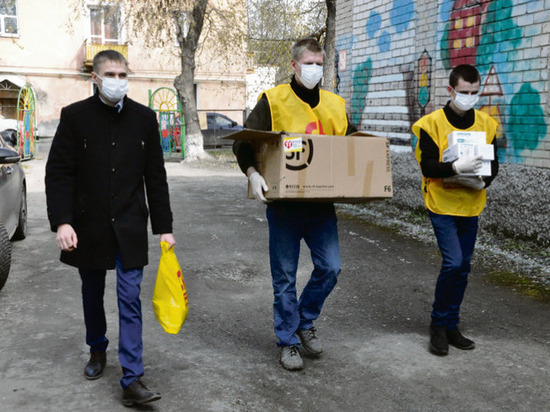 Глава «Справедливой России» в Копейске Дмитрий Сумин доставил маски и перчатки  в детские сады