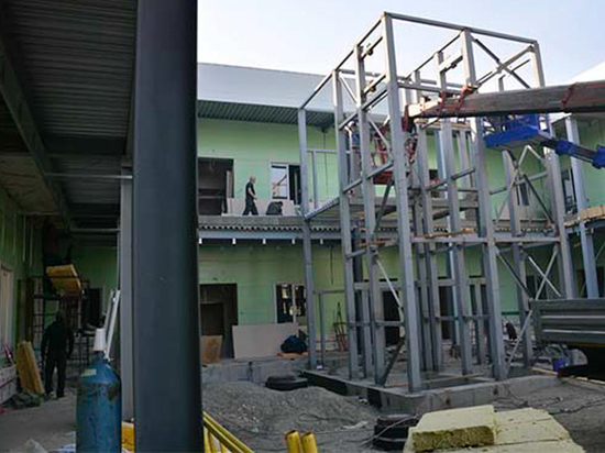 Каким оборудованием оснастят военные медцентры: строят в три смены