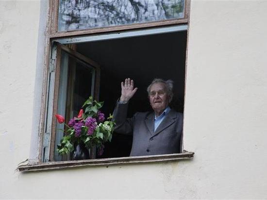 В городе Лермонтов у дома ветерана прошел Парад Победы