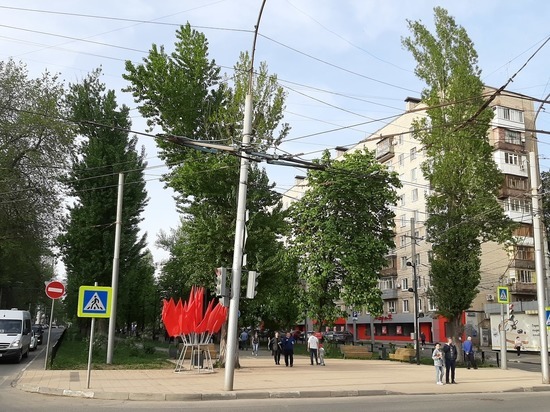 Запрещённый для прогулок бульвар на Рахова украсили праздничными флагами