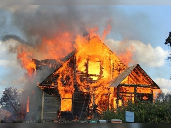 В Ивановской области сгорел большой дом