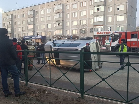 В Ноябрьске внедорожник завалился на бок на дороге