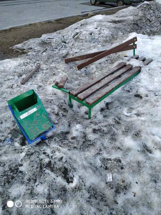 В Лабытнанги коммунальщики сломали лавочку и урну во дворе дома