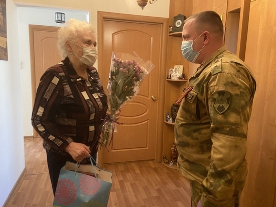 Псковские росгвардейцы поздравили с 9 Мая супругу ветерана войск правопорядка