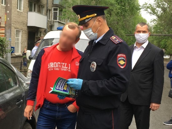 Саратовские полицейские за пару минут вычислили и оштрафовали "черных таксистов"