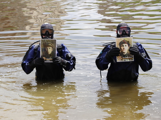 В Орле водолазы прошли с портретами ветеранов по дну Оки