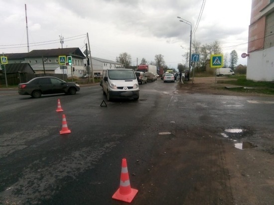 Водитель легковушки пострадал в ДТП с фургоном в Тверской области
