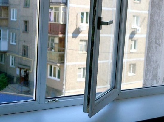 В Ярославской области трехлетний ребенок выпал из окна 4 этажа