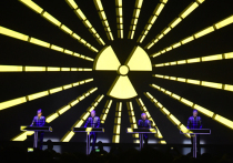Смерть Флориана Шнайдера, одного из основателей немецкой техно-группы Kraftwerk, в отличие от шутки Марка Твена о «преувеличенных слухах», к сожалению, оказалась фактом, однако до сих пор окружена загадочными обстоятельствами, что вполне в духе этого легендарного коллектива. Kraftwerk выступали в России два раза и оба концерта стали чем-то вроде городских легенд. 
