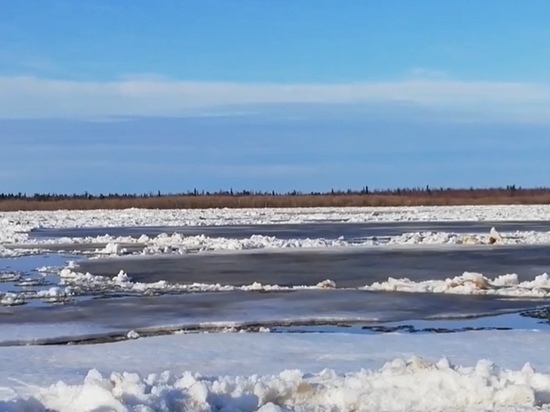Лед тронулся на реке в Надымском районе