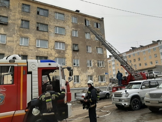 Пожарные Магадана потушили горящий диван