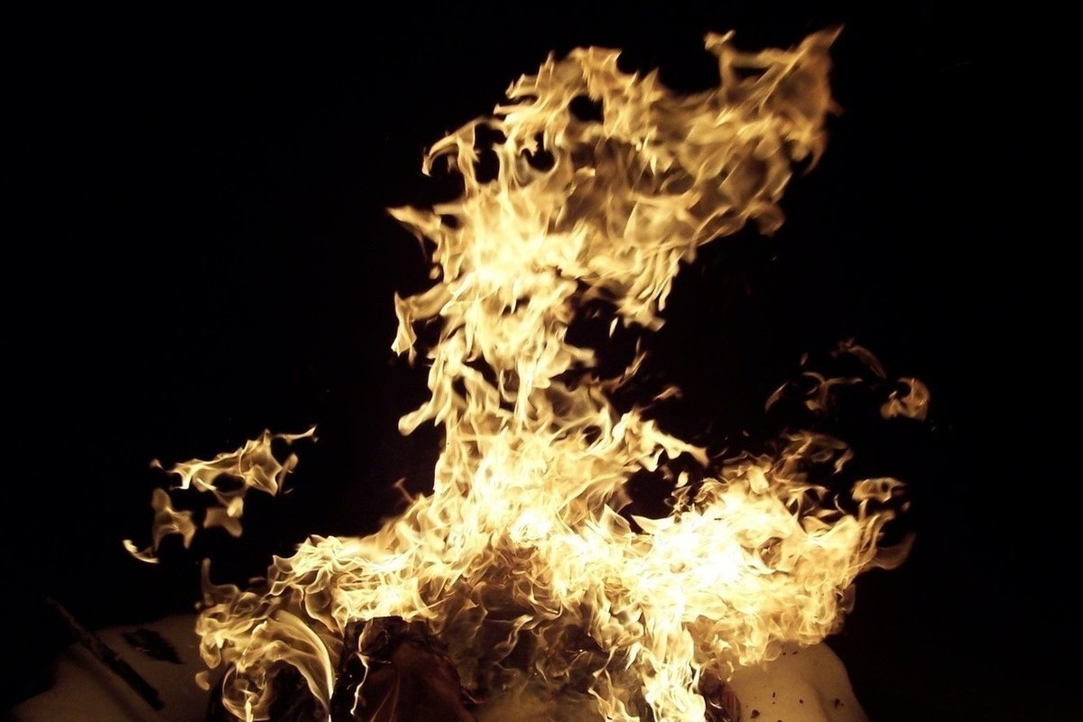 Горящем почему е. Самый маленький огонь. Вещи из огня. Пожар от сигареты картинки. Fire stock photo.