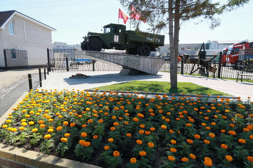 Площадку возле памятника легендарному военному грузовику благоустроили в Октябрьском районе Барнаула