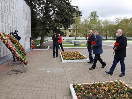 На воинском кладбище Калуги прошла церемония возложения цветов