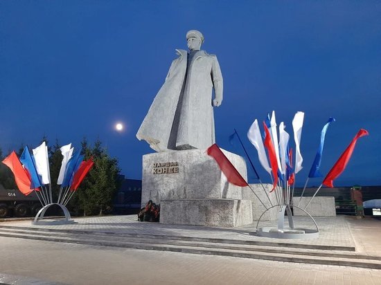 Энергетики благоустроили площадку у памятника маршалу Коневу в Кирове