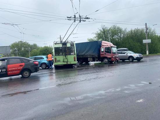 В Курске в аварии пострадали  3 автомобиля и троллейбус