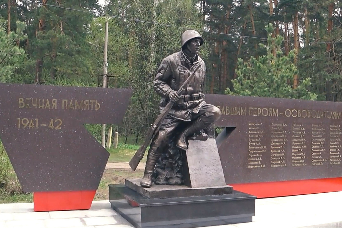 Важно памятники. Памятники Калуга воинам--освободителям. Калуга памятник освободителям Калуги. Памятник воину-освободителю города Калуги. Памятник героям освободителя Калужская.