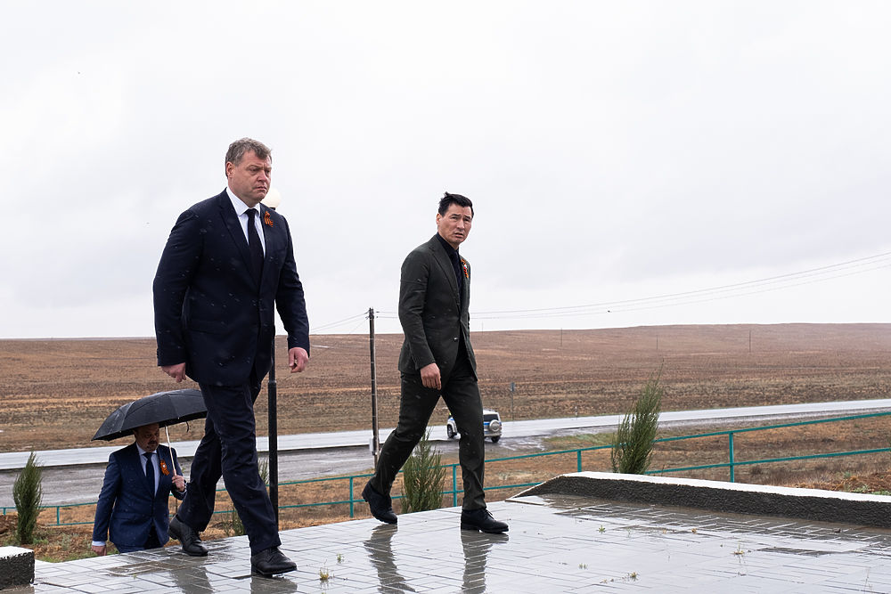 Главы Астраханской области и Республики Калмыкия почтили память солдат 28 армии 