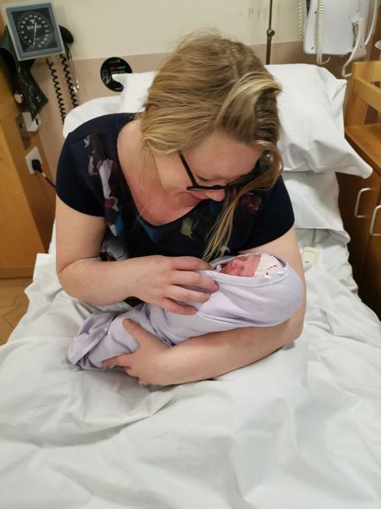 Медсестра после 12-часовой смены родила ребенка, не зная о беременности