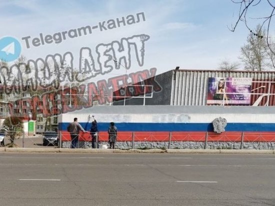Вандалы оскорбили Путина надписью на трибуне в Краснокаменске