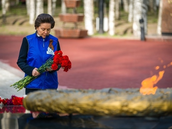 Губернатор Югры по поручению ветерана возложила цветы к мемориалу