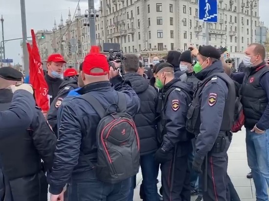 В Москве полиция задержала депутатов от КПРФ