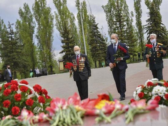 Радаев вместе с ветеранами возложил цветы в Парке Победы, несмотря на режим самоизоляции