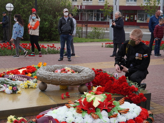 Сотни калужан пришли возложить цветы павшим героям, невзирая на пандемию