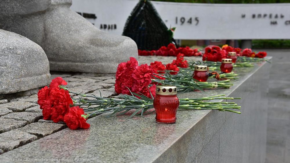 Губернатор и первые лица Рязани возложили цветы к памятникам Победы