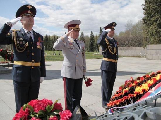 Сотрудники УФСИН возложили венки к мемориалу на Пискаревском кладбище