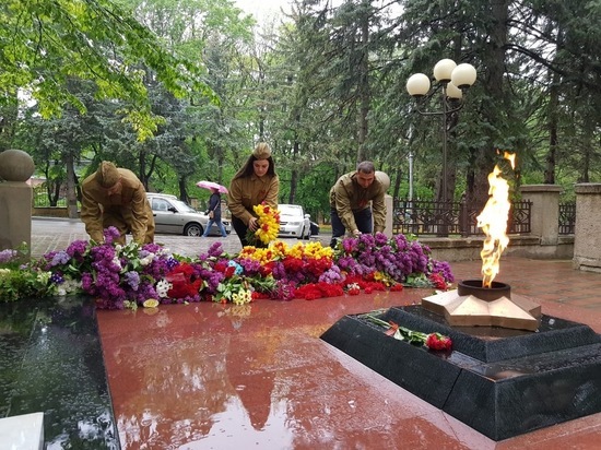 В Железноводске жители передали на Мемориал охапки цветов