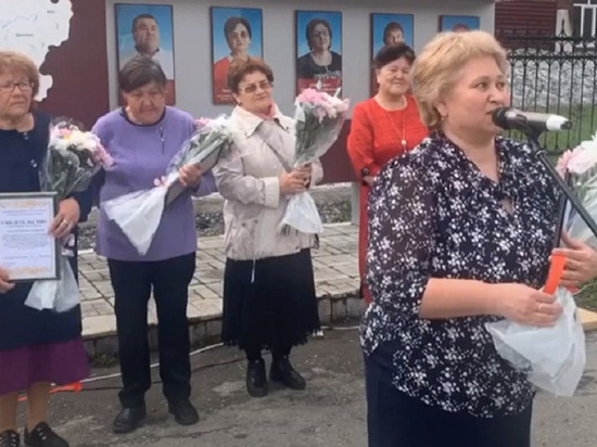 В Турочакском районе, забыв о самоизоляции, торжественно открыли Доску почета