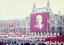 В советские времена граждане  ходили на  демонстрацию как на работу, чтобы не попасть в «чёрный» список
