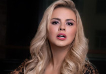 Актриса, певица, телеведущая и фигуристка Анна Семенович выложила в Instagram два фото, на одном из которых она предстала с полным лицом с тремя подбородками, а на другом – в нормальном обличье, и закутанная в махровый халат
