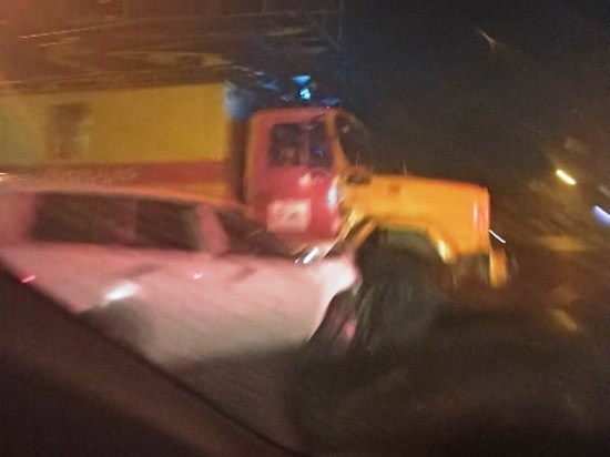 Иномарка протаранила спецгрузовик троллейбусного депо в Чите