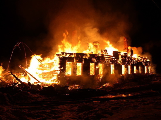 В Ивановской области в ночном пожаре сгорел большой нежилой дом