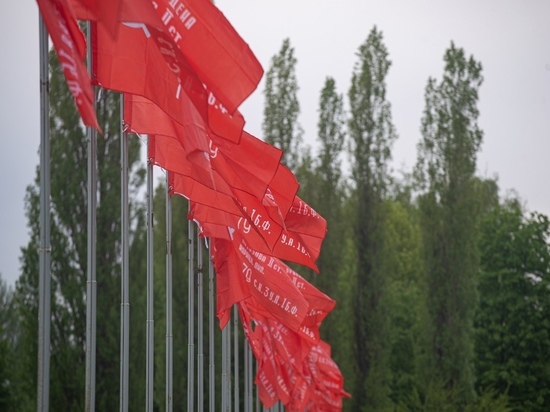 В Курске на «Аллее Победы» расположились точные копии Знамен Победы