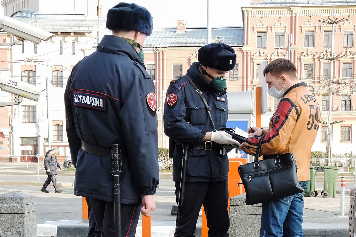 Гражданин полиция. Полицейский защищает граждан. Очередь в полиции. Полицейский болеет. Приветствие граждан полицейского.