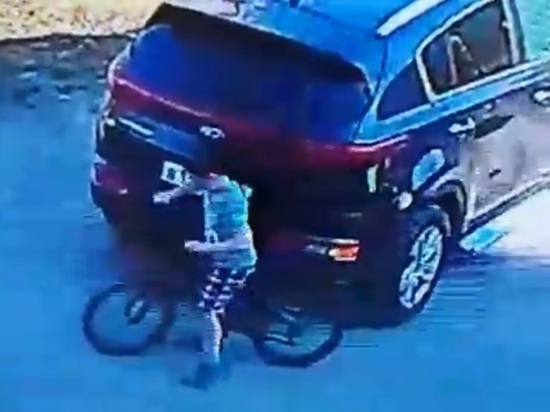 В Ноябрьске ищут врезавшегося в припаркованный автомобиль ребенка