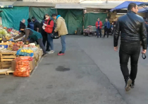 В Петербурге закрыли и опечатали Сенной рынок, который продолжал работу все месяцы режима «повышенной готовности» из-за пандемии коронавируса