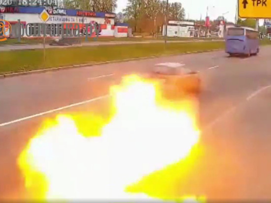В Петербурге тротуар взорвался и выпустил «огненный столб»
