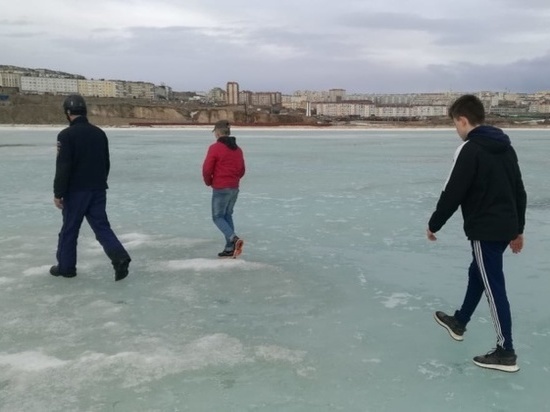 Спасатели вывели 6 детей со льда Охотского моря под Магаданом