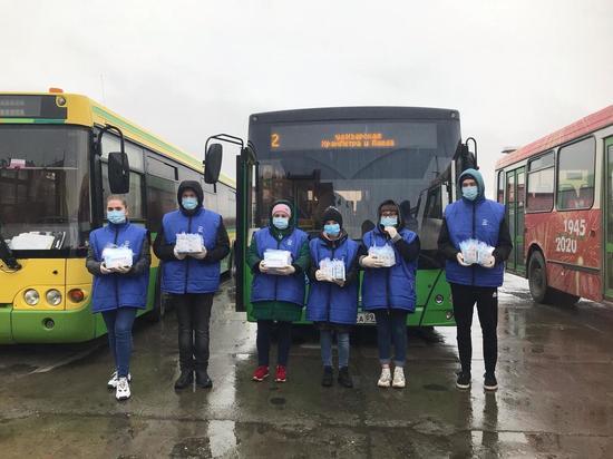 В Салехарде пассажиры автобусов получили от волонтеров 700 масок