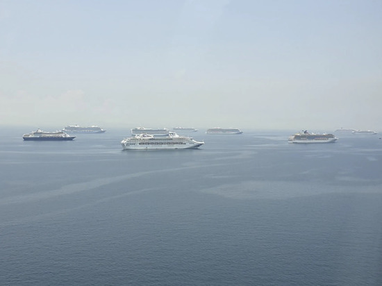 «Титаники» дрейфуют в Карибском море, не имея возможности причалить