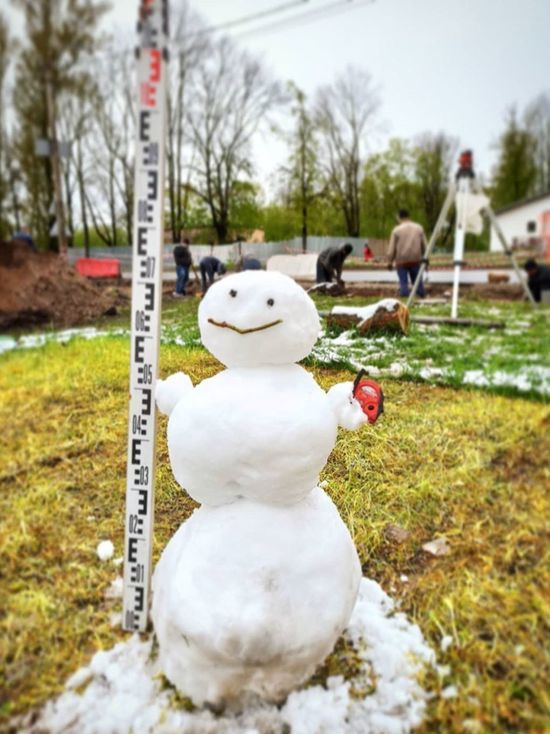 Псковские археологи слепили снеговика в середине мая