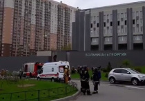 Первые пожарные подразделения примчались к зданию петербургской больницы Святого Георгия, где рано утром 12 мая загорелась реанимация и погибли пятеро пациентов, через пять минут после поступления сигнала