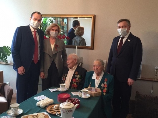 Сенатор от Бурятии вручил ключи от квартиры семье ветерана из Москвы