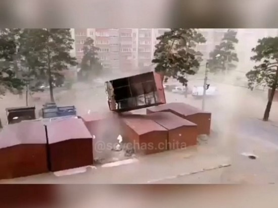 Ураган поднял в воздух гараж в микрорайоне Читы
