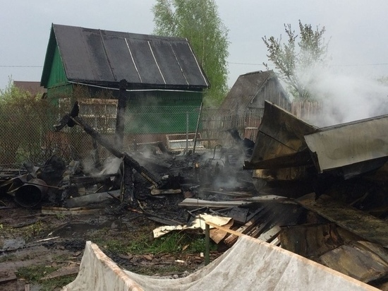 В Смоленске в считанные минуты сгорел дачный длом