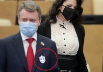 Спикер Госдумы Вячеслав Володин сообщил, что ряд депутатов на заседания ходят со специальными значками на лацканах пиджаков - белый крес на черном фоне